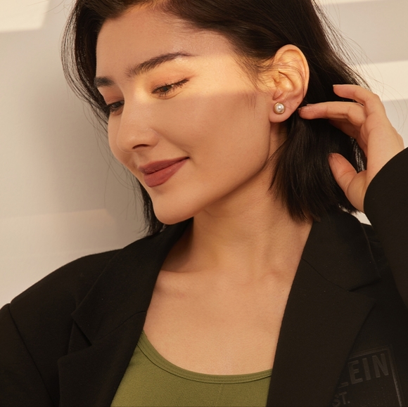 Classic Screw-Back Stud Earrings - Picture 6 of 6